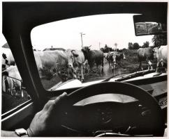 cca 1985 Ujhelyi István (1936-2003): Csúcsforgalom, pecséttel jelzett vintage fotóművészeti alkotás, 30x40 cm