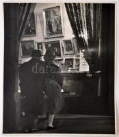1956 Sztály János (1899-1980): Kirakat előtt, jelzés nélküli vintage fotóművészeti alkotás, sarkán törésnyommal, 40x30 cm