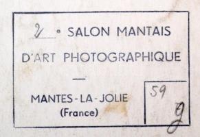 1956 Sztály János (1899-1980): Kirakat előtt, jelzés nélküli vintage fotóművészeti alkotás, sarkán t...