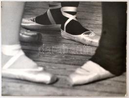 cca 1975 Szegfű József: Balettcipők, feliratozott vintage fotóművészeti alkotás, kasírozva, 30x39 cm