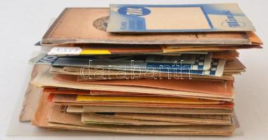 Fotótörténet fényképek zacskóin elmesélve. 80 db fényképtasak, rajta különböző cégek reklámjaival