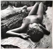 cca 1975 Bimbózó szépség, jelzés nélküli vintage fotóművészeti alkotás, 28x30 cm /  erotic photo, 28x30 cm