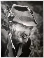 cca 1975 Kabáczy Szilárd: Az öreg vadász, pecséttel jelzett vintage fotóművészeti alkotás, 40x30 cm