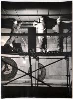 cca 1978 Benkő Sándor: Szerelés a metróban, feliratozott vintage fotóművészeti alkotás, 40x30 cm