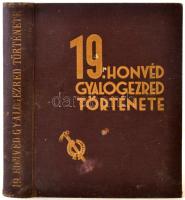 Légrády Elek (szerk.): A volt M. Kir. pécsi 19. honvéd gyalogezred és alakulatainak története. Pécs, 1939, Haladás Nyomda Rt. 573+1+67 p. Kiadói aranyozott vászonkötésben. A borítója kopott, foltos. A kötése sérült.