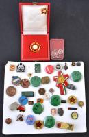 42db-os magyar, főleg szocialista jelvény tétel két tokkal, közte "A Belkereskedelem Kiváló Dolgozója" aranyozott zománcozott fém jelvény tokban miniatűrrel, "Goldberger Törzsgárda" aranyozott, zománcozott fém kitűző T:2,2-