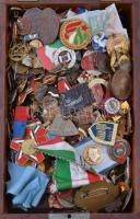 Egy doboznyi vegyes, nagyrészt szocialista jelvény és kitűző valamint néhány emlékérem, közte 1898. "Jubileumi Emlékérem Fegyveres Erő Számára / Signum memoriae (AVSTR)" Br kitüntetés mellszalag nélkül, 1954. "Dunai árvízvédelemért" Br jelvény (37mm), Majos Aladár (1878-1970) 1957. "Nagykőrösi Református Arany János Gimnázium" réz jelvény (36mm), DN "Krisztina tér 4. - Általános iskola" zománcozott fém jelvény T:vegyes