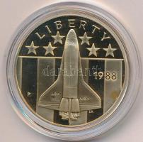 Amerikai Egyesült Államok 1988. "Amerika az űrben - Fiatal asztronauták" Br emlékérem dísztokban tanúsítvánnyal (38mm) T:PP USA 1988. "America in Space - Young Astronauts" bronze medallion in case with certificate (38mm) T:PP