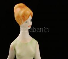 Hollóházi sétáló nő, kézzel festett, jelzett, apró kopásnyomokkal, m: 25 cm