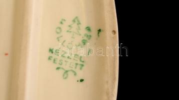 Hollóházi sétáló nő, kézzel festett, jelzett, apró kopásnyomokkal, m: 25 cm