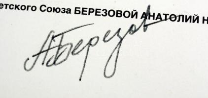 Anatolij Berezovoj (1942-2014) szovjet űrhajós aláírása őt magát ábrázoló bélyegzett fotólapon /

...