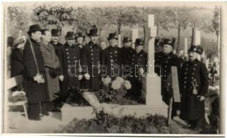 Kakastollas magyar csendőrök temetésen / Cock-feathered Hungarian gendarmes, funeral, photo (vágott / cut)