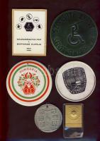 Hagyaték tétel, magyar és külföldi, mozgássérült olimpia és versenyek érméi, plakettjei, kerámia, bronz és alu, többsége szalaggal, összesen 39db