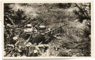 1943 II. világháborús magyar katonák, Pálházi haditudósító felvétele / WWII Hungarian soldiers, mg 30 machine gun, 'Haditudósító Kiállítás' So. Stpl.