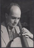 Pablo Casals (1876-1973) katalán származású spanyol csellóvirtuóz, karmester, Foto L. Meyerlist pecséttel, 8,5x12 cm