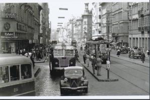 cca 1950 Budapest, Autóbuszok a Rákóczi úton, utólagos nagyítás, 10x15 cm