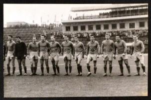 1958 Vasas Futball Club a Népstadionban és a bécsi reptéren  úton Ausztráliába, 2 db fotó egy karton két oldalára ragasztva, 12x18cm és 18x24cm