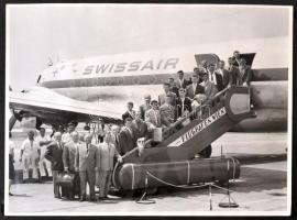 1958 Vasas Futball Club a Népstadionban és a bécsi reptéren  úton Ausztráliába, 2 db fotó egy karton...
