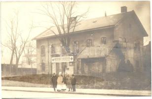 1916 Budapest, Magyar Vasúti Hajózási Klub Vöröskereszt kisegítő kórháza, Varga Béla fényképe, photo (ragasztónyom / gluemark)