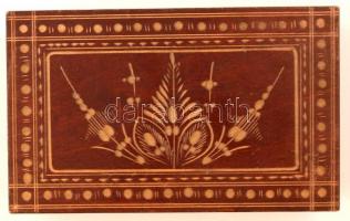 Iparművészeti Vállalatos, díszes intarziás fa doboz, jelzett, zsűrizett, 18×11×5,5 cm