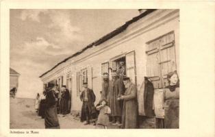Rava-Ruska, Rawa; Judenhaus / Jewish house with jew people in front. Judaica
