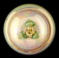 Gyöngyházfényű rózsás bonbonier, kézzel festett, jelzett (Kispest), kis kopásnyomokkal, m: 9 cm