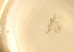 Gyöngyházfényű rózsás bonbonier, kézzel festett, jelzett (Kispest), kis kopásnyomokkal, m: 9 cm