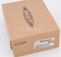 Vegyes kerámia tétel, népi mintás dísztárgyakkal(kis kancsók, tálka, korsó), némelyiken kis lepattan...