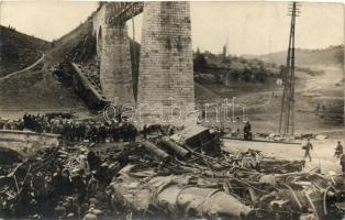 1931 Biatorbágy, A felrobbantott vasúti viadukt, photo