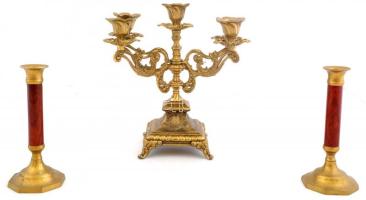 3 db gyertyatartó: 1 db ötágú réz, m: 24,5 cm + 2 db fa rátétes egykaros réz gyertyatartó, m: 16 cm