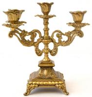 3 db gyertyatartó: 1 db ötágú réz, m: 24,5 cm + 2 db fa rátétes egykaros réz gyertyatartó, m: 16 cm