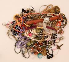 Nagy vegyes bizsu tétel, különféle karkötők, nyakláncok, órák, stb