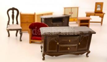 Babaházba való dekoratív fa bútorzat, részben sérültek