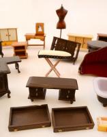 Babaházba való dekoratív fa bútorzat, részben sérültek