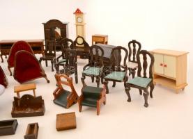 Babaházba való dekoratív fa bútorzat, részben sérültek