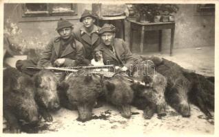 1930 Brassó, Kronstadt, Brasov; Vadászok elejtett medvékkel és vaddisznókkal / Hunting party with hunted bears and wild boars, photo (fa)