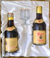 1972-1973 Tokaji 3 puttonyos Aszú és Édes Szamorodni, 2 palack, kis pohárkával, díszcsomagolásban, palackozó üzem: Tolcsva, 0,25 l