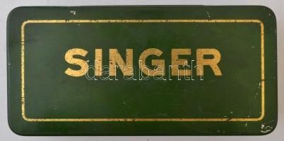 Singer fém doboz, benne Singer cérnákkal, alkatrészekkel, 16x8x4,5 cm