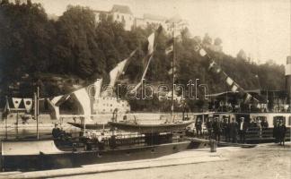 Hajókirándulás, zászlókkal feldíszített gőzhajók / Steamships decorated with flags, photo