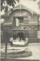 1915 Magyar katonák asztaltársasága, katonai létesítmény udvarán, Dunky Elek fényképészeti műterme, Kolozsvár / Hungarian WWI soldiers at the table, military buliding, photo (EK)