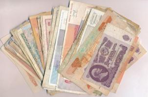 Vegyes bankjegy tétel a világ minden tájáról, közte mianmari (burmai), szovjet és egy suriname-i ban...