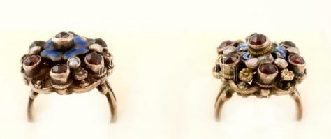 Kövekkel gazdagon díszített ezüst(Ag) gyűrű, 2 db, jelzés nélkül, méret: 50 és 51, br: 17,1 g