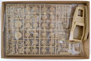 Tamiya márkájú Sd.kfz.250/3 Greif német katonai jármű modell, eredeti dobozában, hiánytalanul. / Ori...