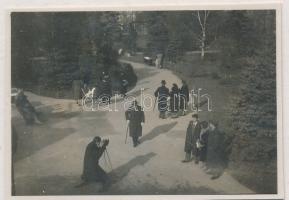 cca 1931 Kinszki Imre (1901-1945): Fotográfus a ligetben, a szerző által datált vintage fotóművészeti alkotás, 4x6 cm