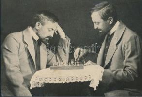 1916 Fotográfiai tréfa, önmagával sakkozik Kerny István (1879-1963), pecséttel jelzett vintage fotóművészeti alkotás, 12,5x18,5 cm