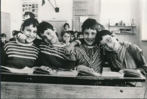 cca 1984 Csepregi négyes ikrek az iskolában, vintage fotó, 16x23,5 cm