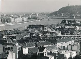 cca 1970 Budapest, budai háztetők a Duna panorámájával, Csigó László pecséttel jelzett vintage fotója (a nagy képen is látható Kossuth téri metró építési felvonulási épületről kisebb méretben még egy fénykép), 17x23 cm és 9x13,5 cm