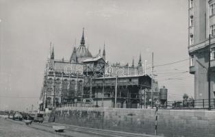 cca 1970 Budapest, budai háztetők a Duna panorámájával, Csigó László pecséttel jelzett vintage fotój...