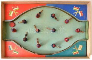 cca 1940 Platnik retro Jéghokki társasjáték, egy törött, és több javított figurával, a borítója kopo...