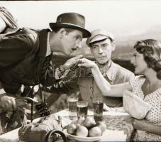 Állami áruház című film 18 jelenetéről készült repró negatív, ezekről készültek a mozik előterében k...